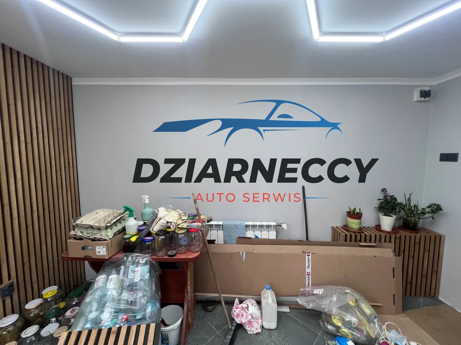 Logo Dziarneccy Auto Serwis wydrukowane na ścianie firmowego wnętrza