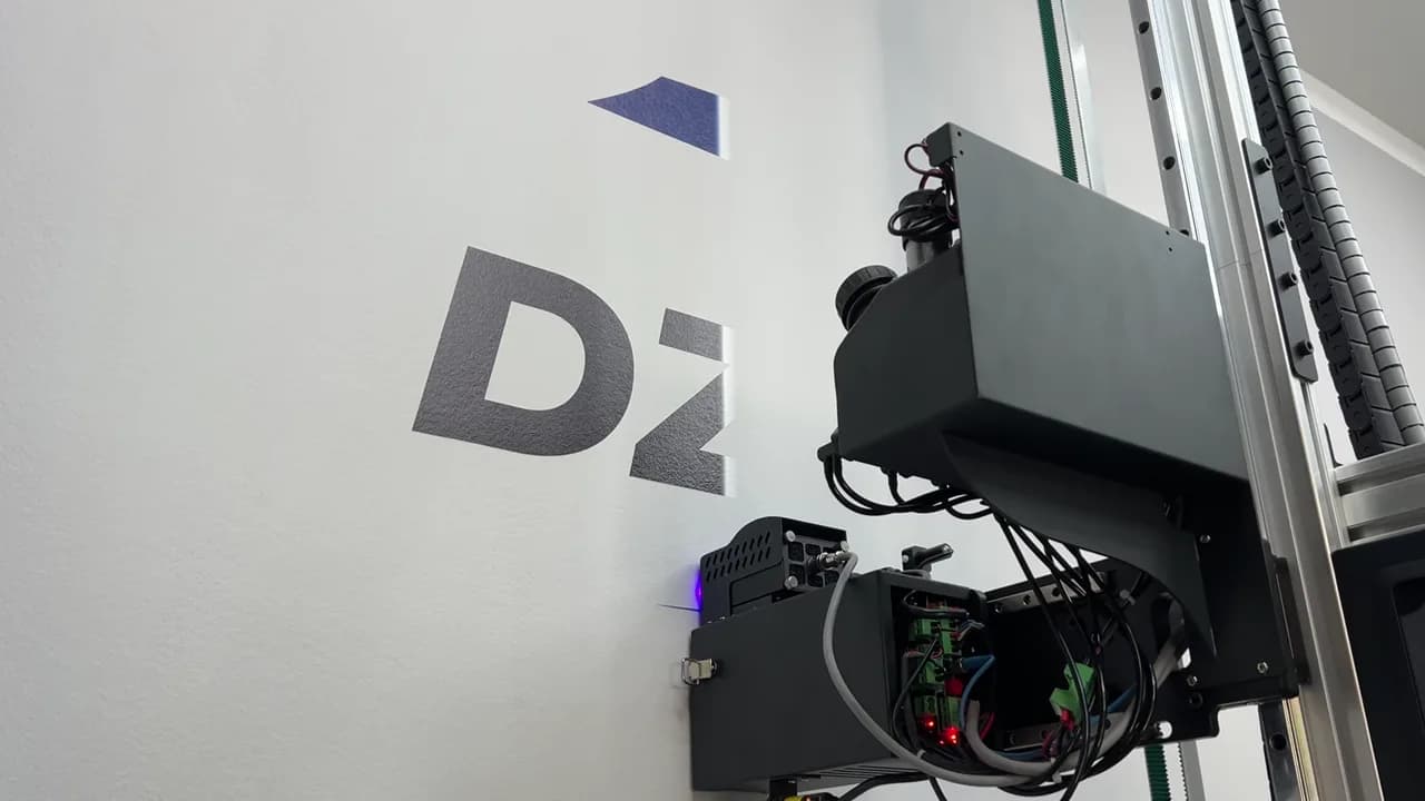 Drukarka ścienna UV WallsCraft nanosi firmową grafikę bezpośrednio na ścianę