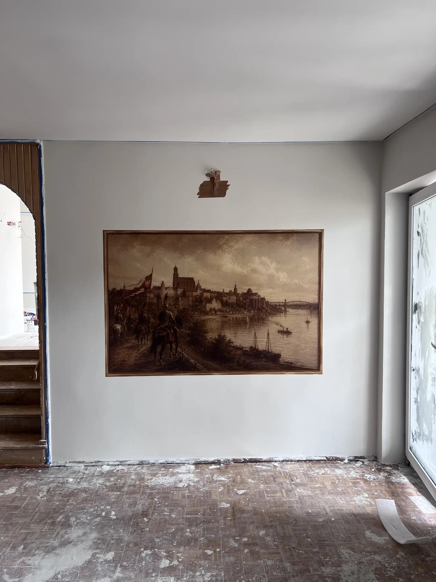 Panorama w ozdobnej ramie na ścianie - inspiracja motywu do lokalu